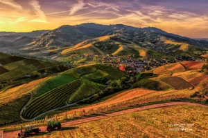 晚霞映田园 黄昏下的宁静山谷-COSERYYDS