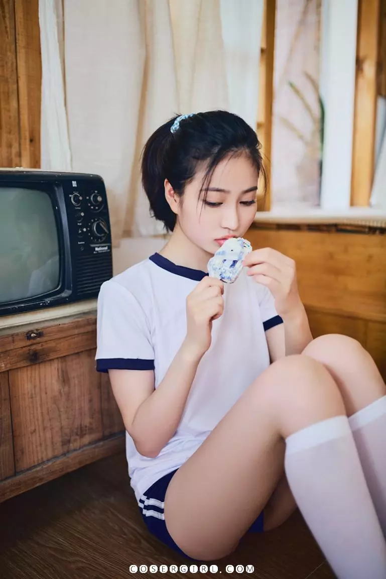 图片[6]-年年写真｜夏日清凉学妹登场，体操服与白丝的青春印记-COSERYYDS