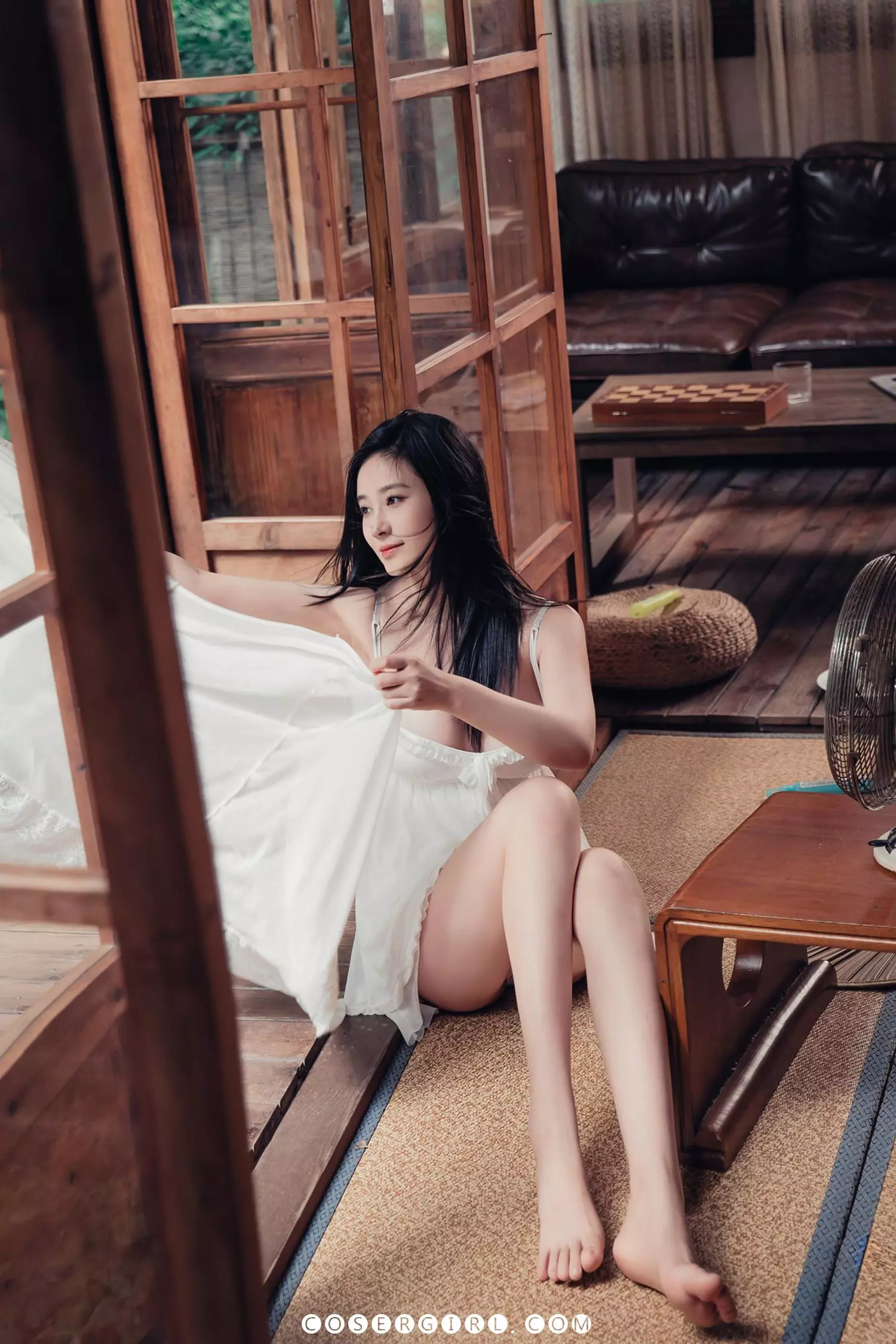 图片[2]-年年《柔光》写真——静谧庭院中，她把柔情藏进光里-COSERYYDS