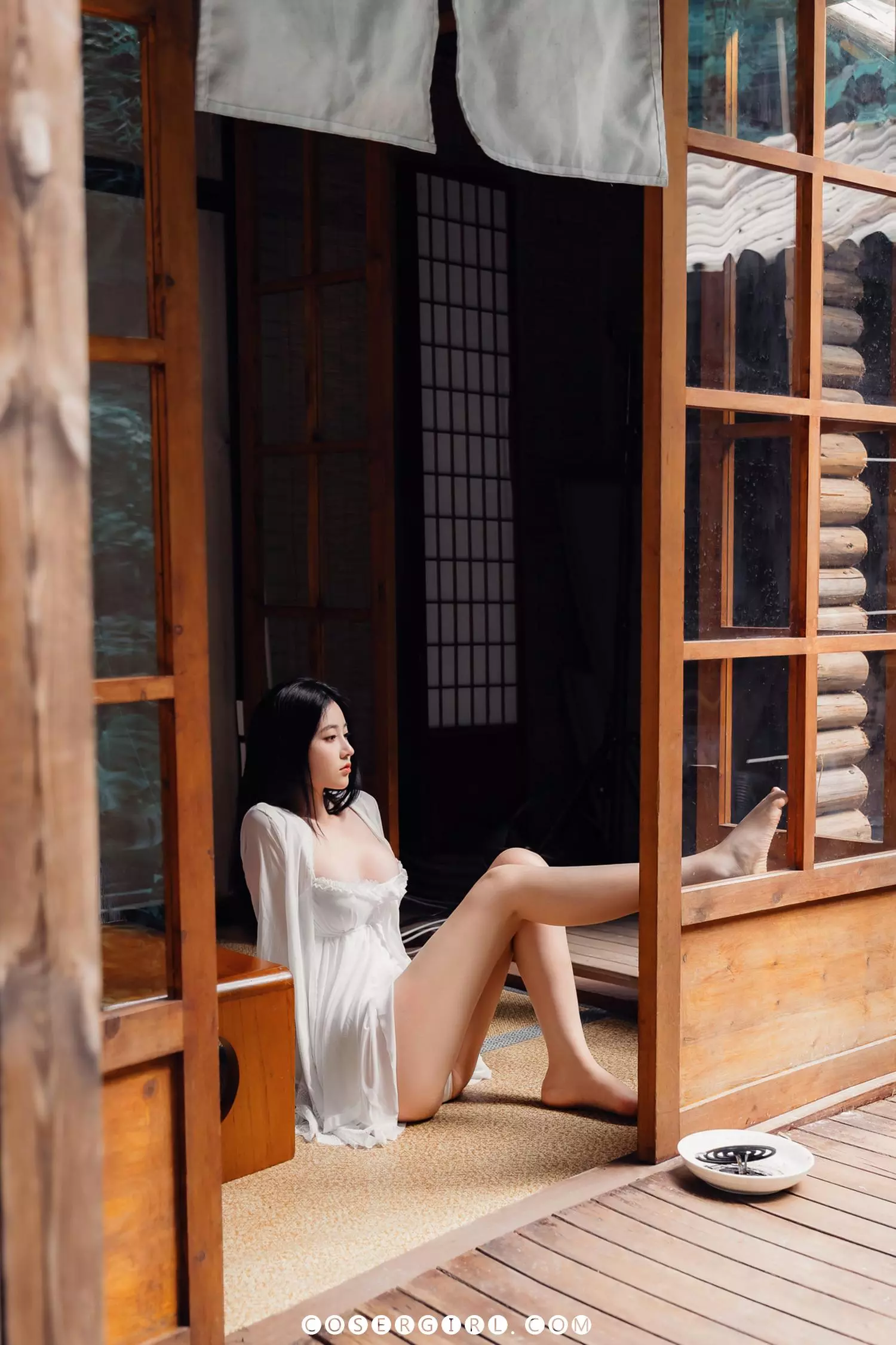 图片[4]-年年《柔光》写真——静谧庭院中，她把柔情藏进光里-COSERYYDS