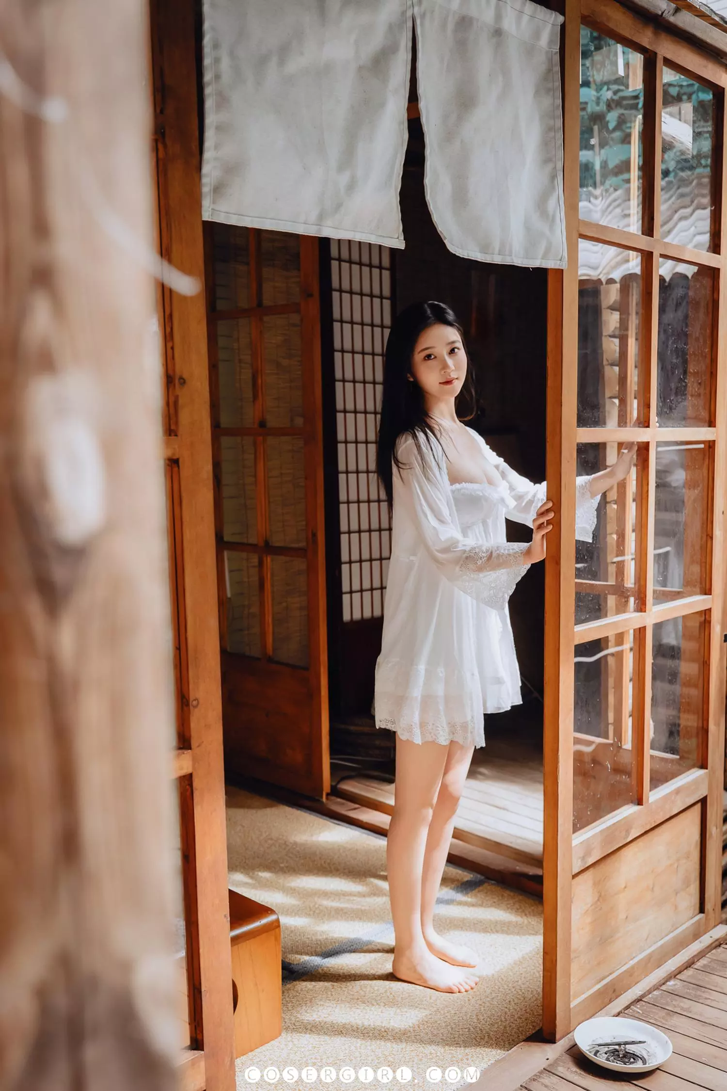 图片[5]-年年《柔光》写真——静谧庭院中，她把柔情藏进光里-COSERYYDS