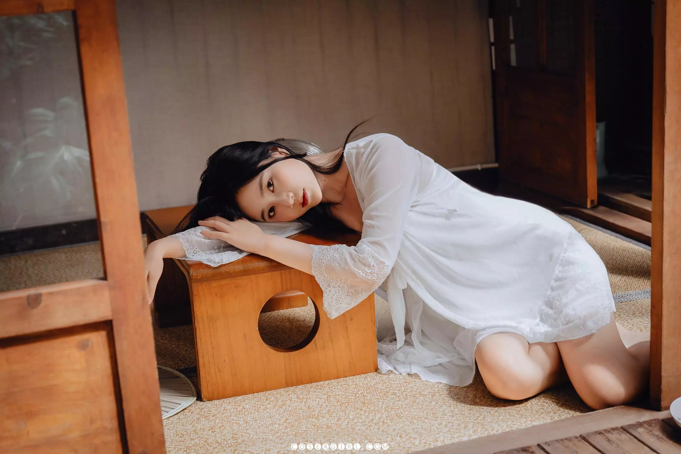 图片[6]-年年《柔光》写真——静谧庭院中，她把柔情藏进光里-COSERYYDS