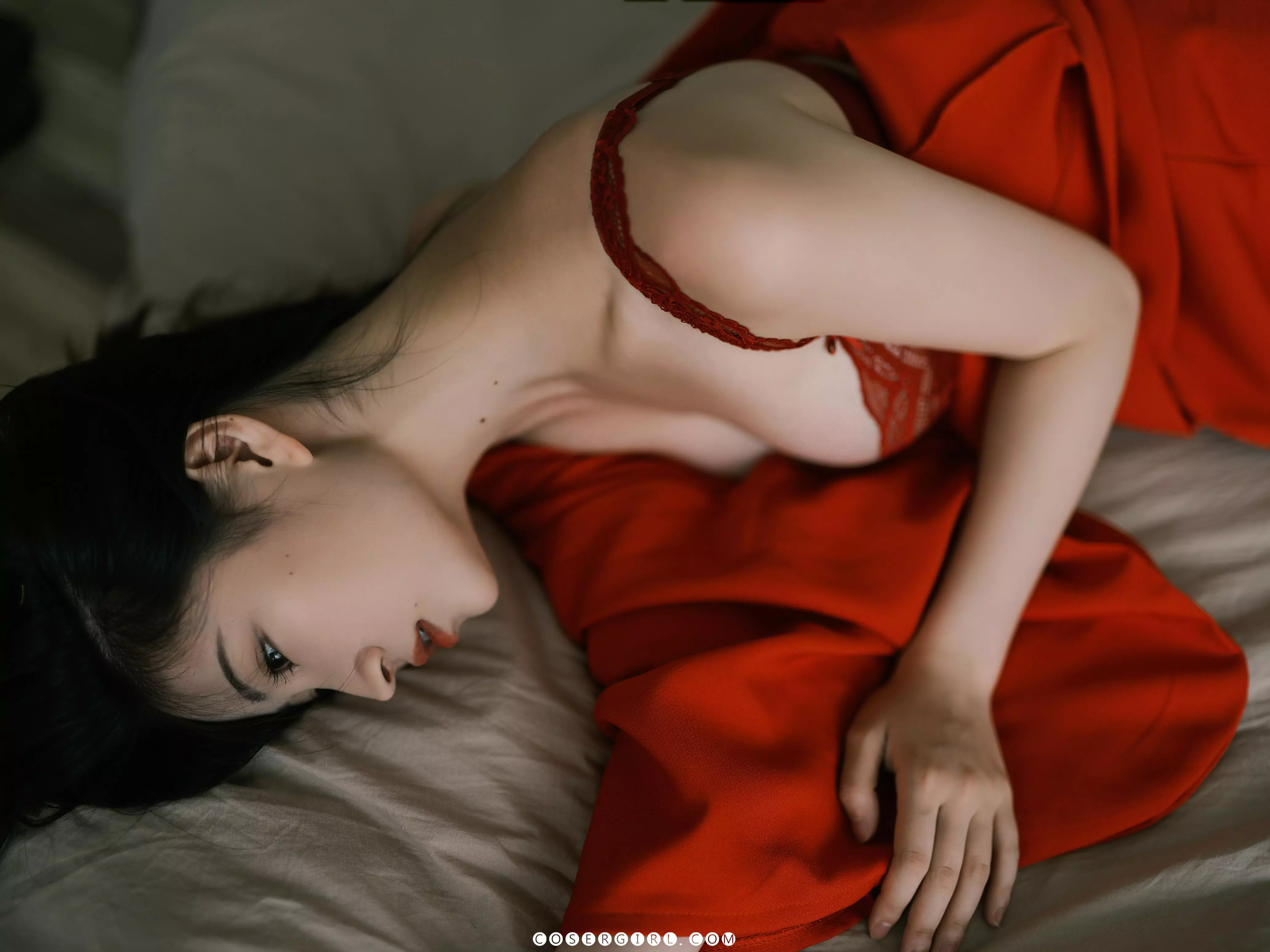 图片[2]-年年《红色内衣》写真——懒懒午后，她用红唤醒感官-COSERYYDS